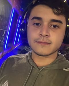 Gustavo Borges anos atrás, de moletom e fone de ouvido