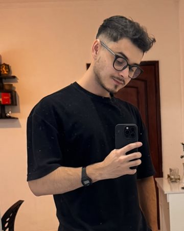 Gustavo Borges hoje, de camiseta preta, em foto no espelho